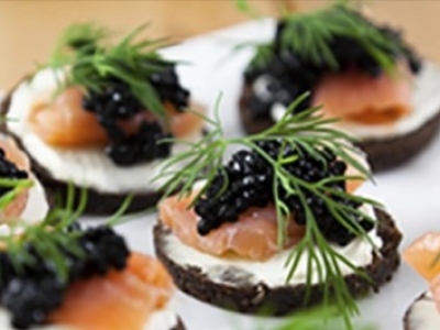 Blinis de saumon et perles de truffes noires